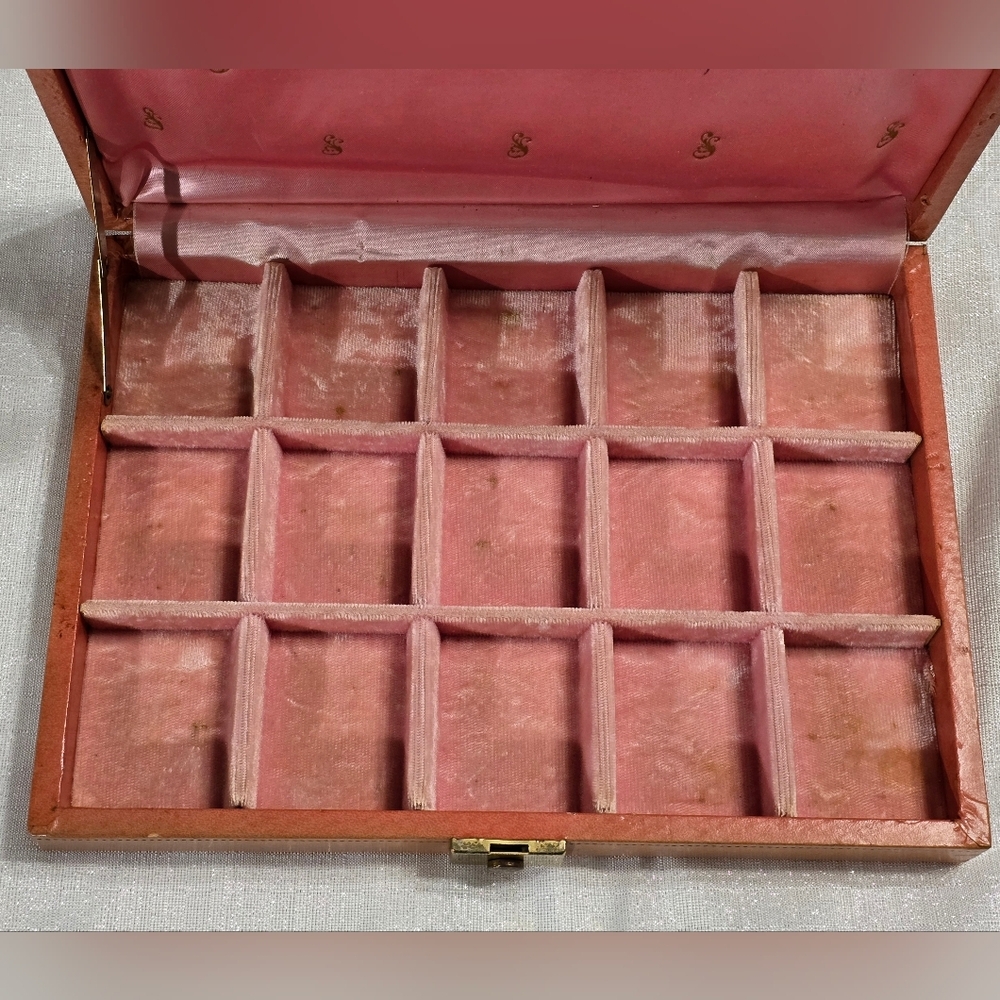 Vintage Mele MCM Salmon Pink Vinyl Exterior Jewelry Box - Picture 2 of 15